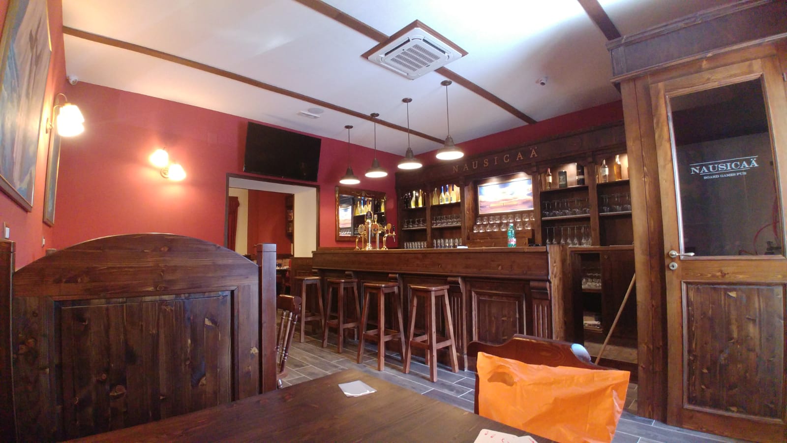 Progettazione realizzazione pub in bancone in legno per irish pub anche solo sgabelli, angolo panca, divanetti, base tavoli direttamente dal sito online, e commerce, vendita online, consulenza, progettazioni e servizi realizziamo pub da oltre 20 anni, con