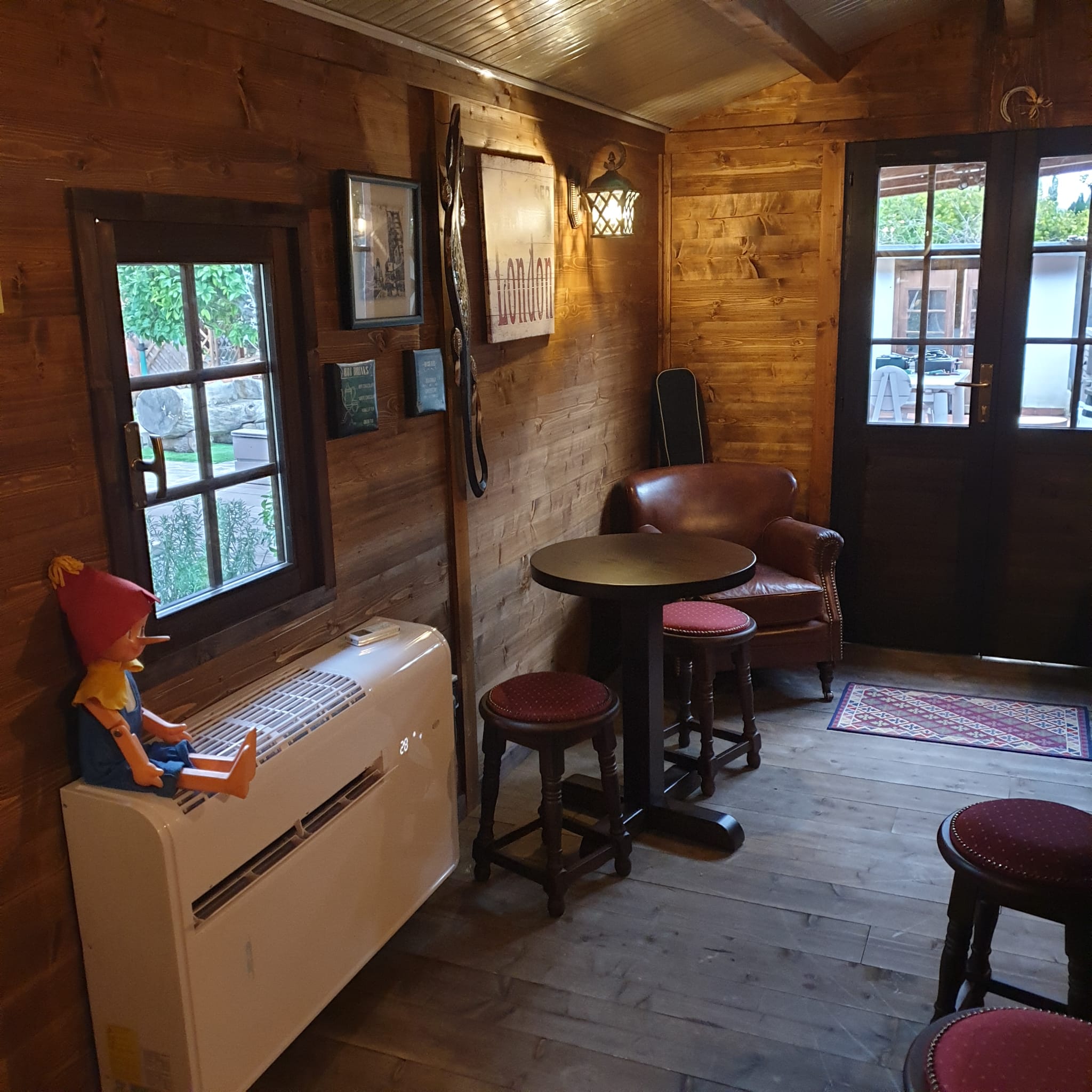 progettazione realizzazione pub in bancone in legno per irish pub