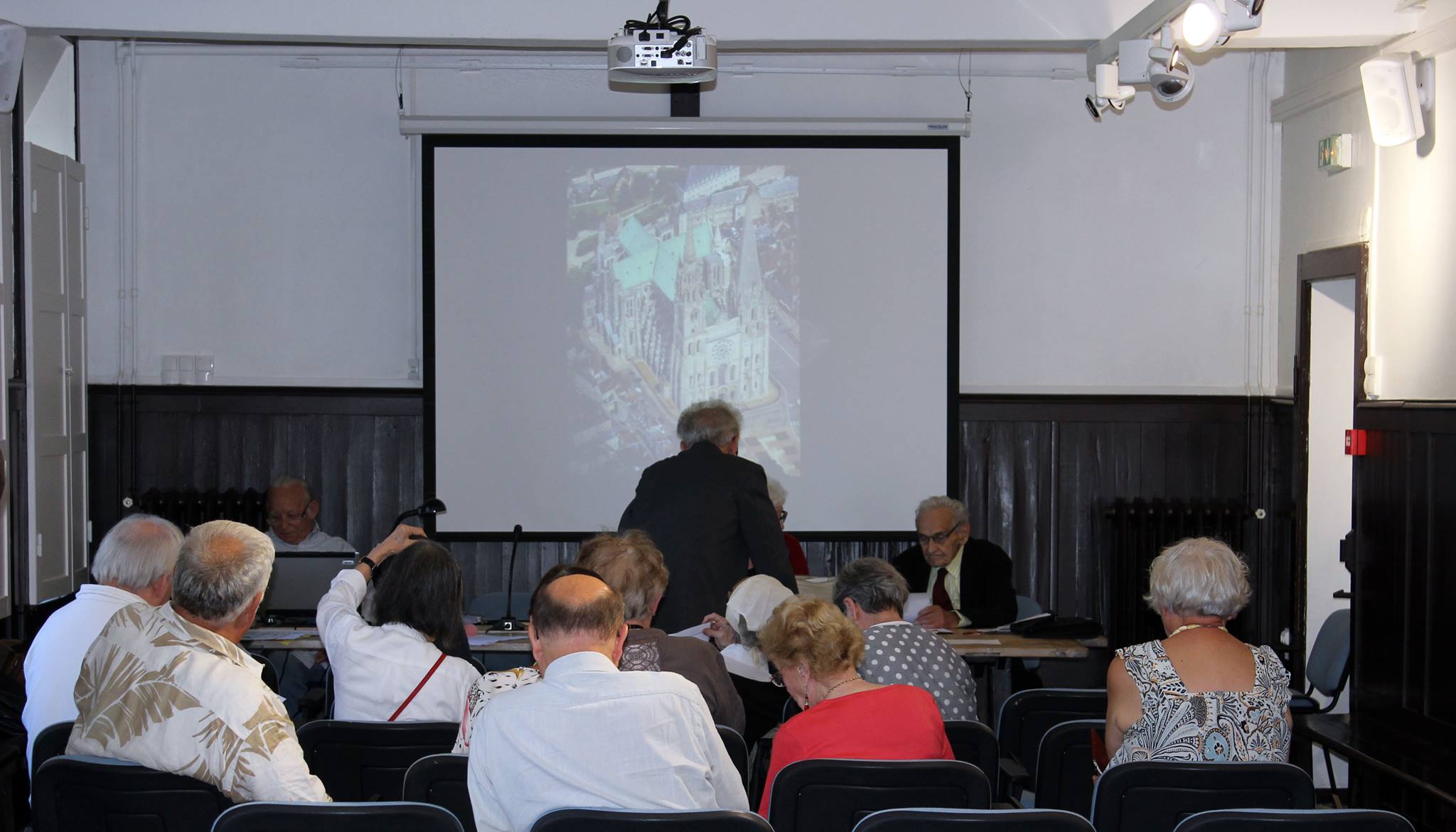 La cathédrale Notre-Dame de Chartres, macrocosme et microcosme. Conférence par Michel Renard, ingénieur honoraire de la DGA, docteur en sciences physiques, invité.