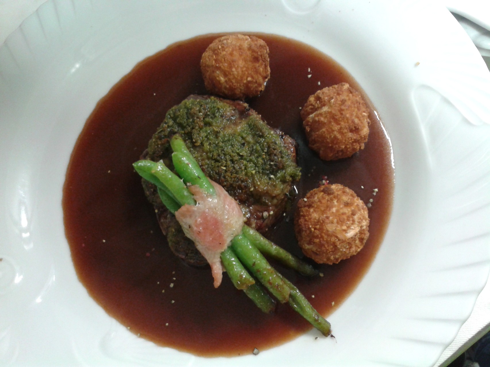 Rinderfilet unter einer Kräuterkruste