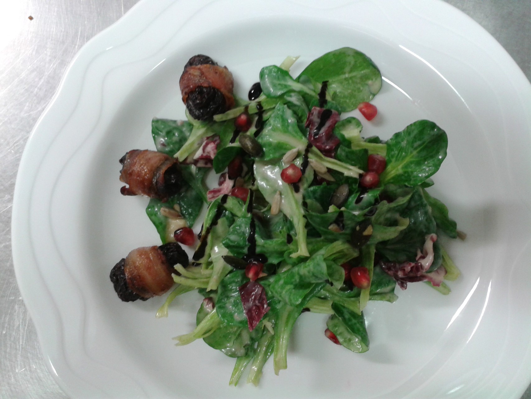 Feldsalat mit Kartoffeldressing und Pflaumen im Speckmantel