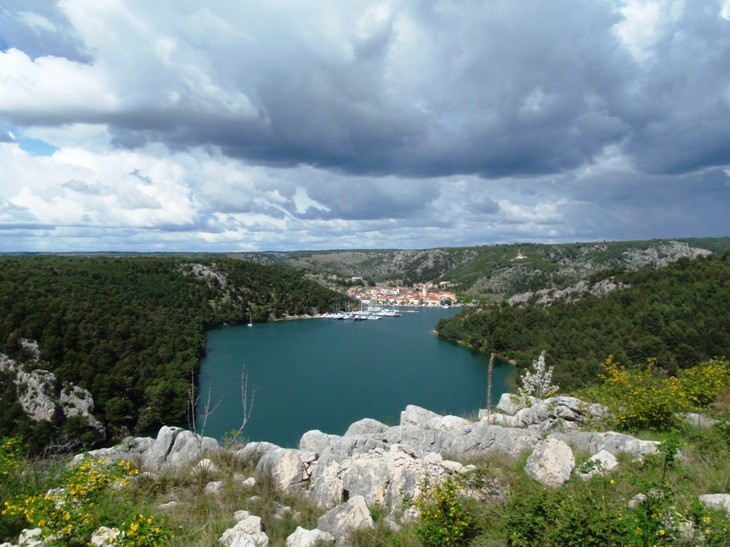 Skradin von der Autobahnraststätte