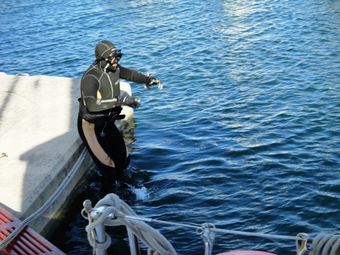 Der Taucher kontrolliert das Unterwasserschiff