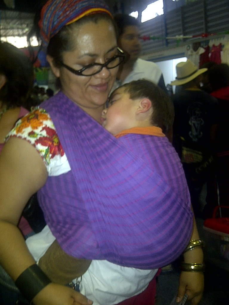 un niño muy comodo