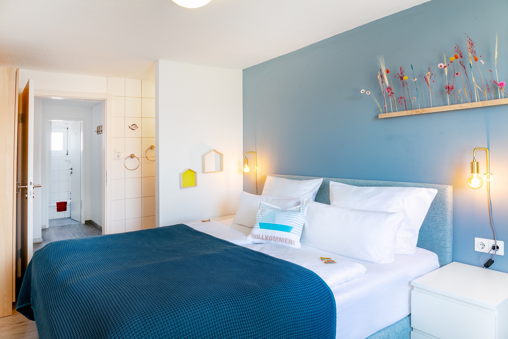 Schlafzimmer mit Doppelbett und Waschbecken