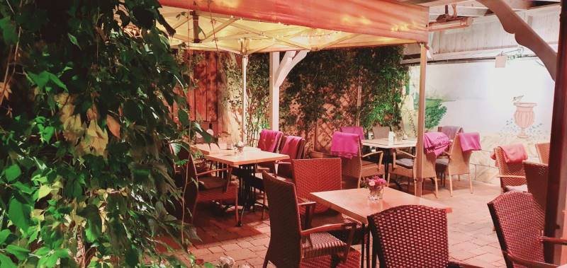 Überdachte Gartenrestaurant im Filou