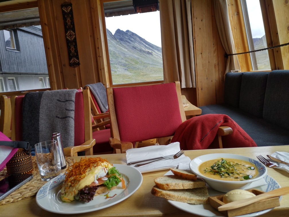 Wir erreichen mit den ersten Regentropfen die Leirvasbu Kabine... 240 Betten und Mittagessen stark...