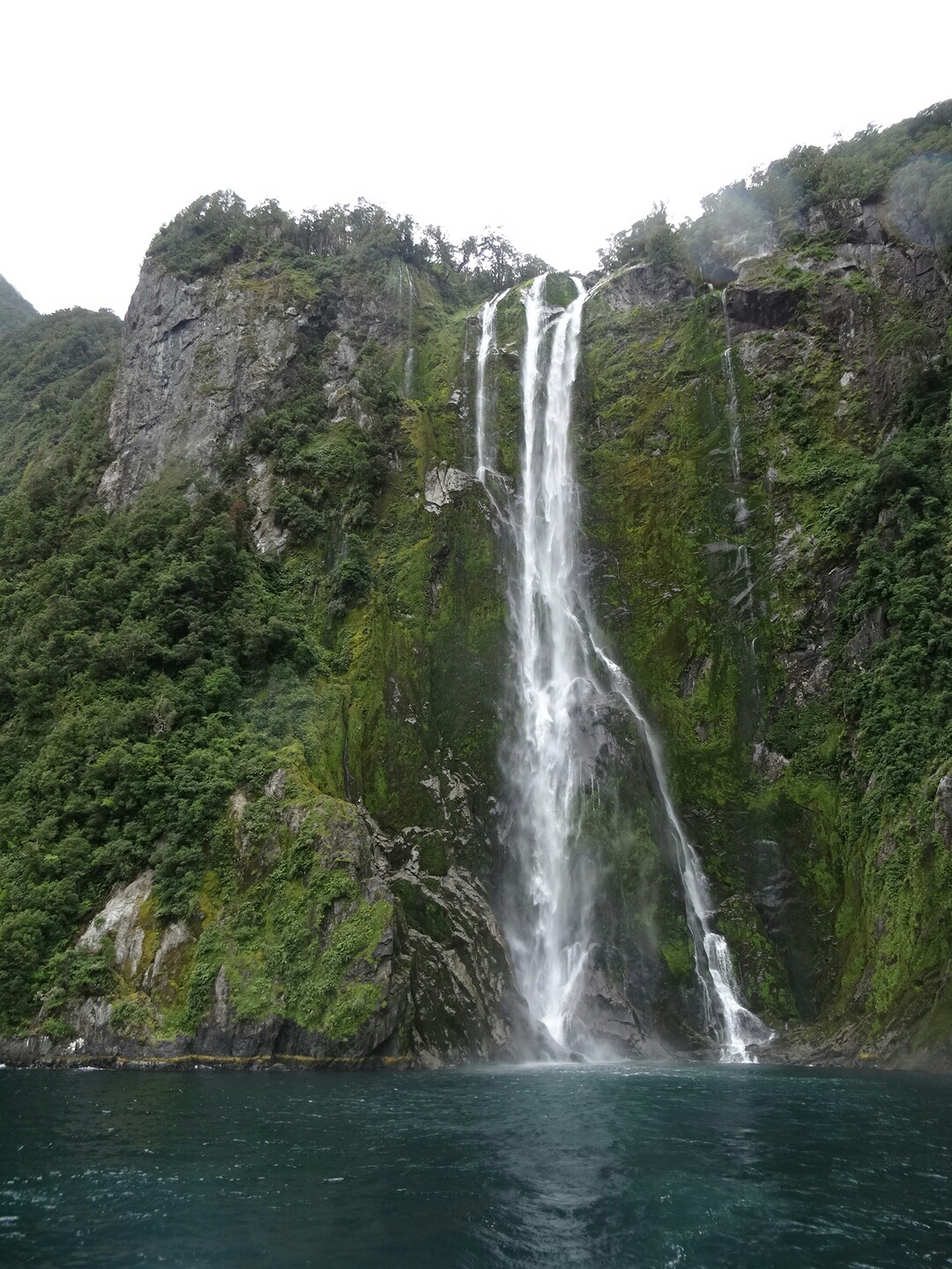 22.3. Wasserfall im Fjord