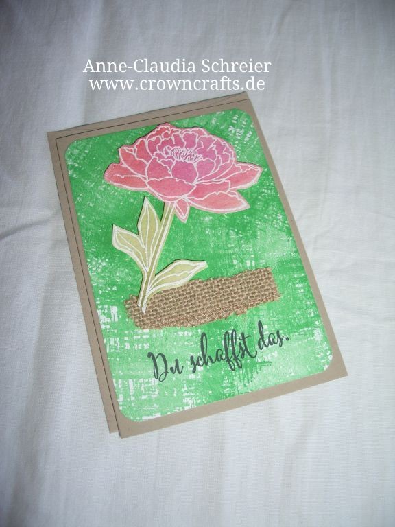 Eine Karte von Petra Häußermann - leider auch ohne blog! Was man auf dem Foto nicht sieht: Die Blüte wurde gestempelt, mit weißem Embossingpulver heiß geprägt, coloriert und hinterher noch mit Glitzer verziert!