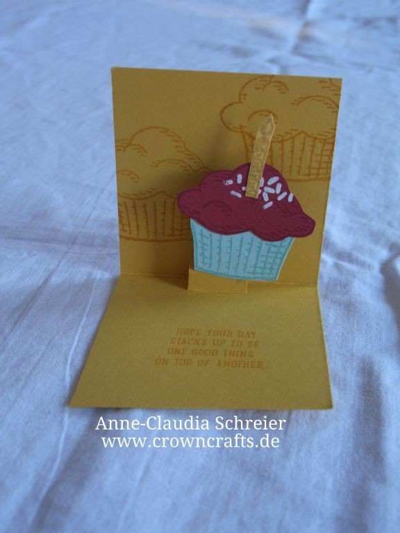 Ups, der Muffin ist leider verrutscht bei dieser kleinen Muffin-Pop-Up-Karte. Aber die Idee finde ich auch super. Sie ist von Petra Käß - auch ohne blog!