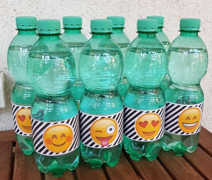 Diese Emojiflaschenbanderolen haben es in sich... man kann sie drehen und das darunterliegende emoji verändert sich! Wenn du auf das Bild klickst, kommst du zum Blog, auf dem ich diese super Idee gefunden habe!