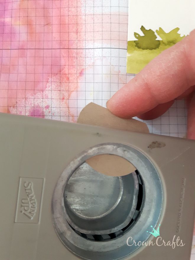 Hier siehst du, wie ich den ausgestanzten Kreis noch mal reinschiebe, um die Ohren zu bekommen...