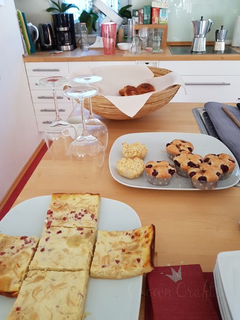 ... Zwiebelkuchen (vorne), Kirsch-Nugat- und Birnen-Crumble-Muffins