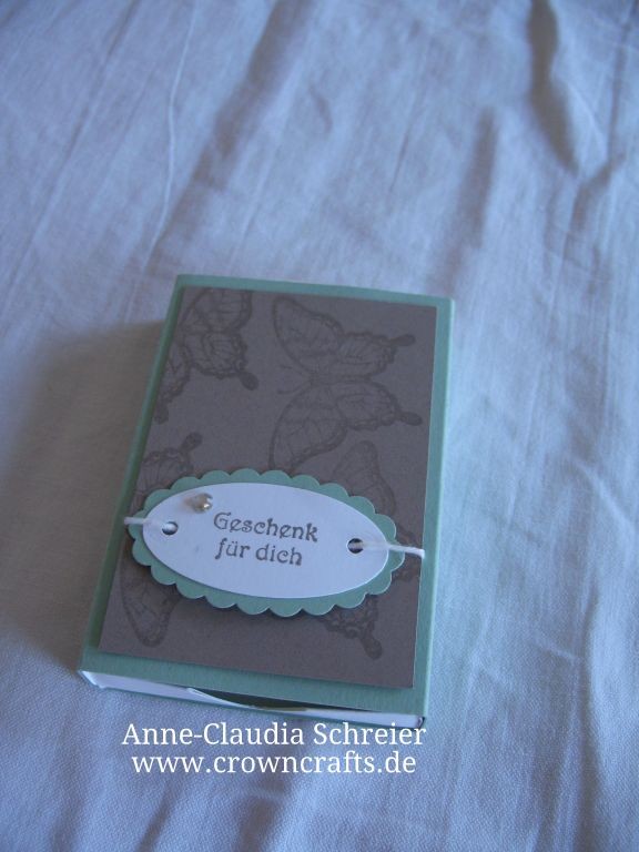 Diese Box ist außen hübsch, aber die Überraschung kommt erst, wenn man sie aufzieht...