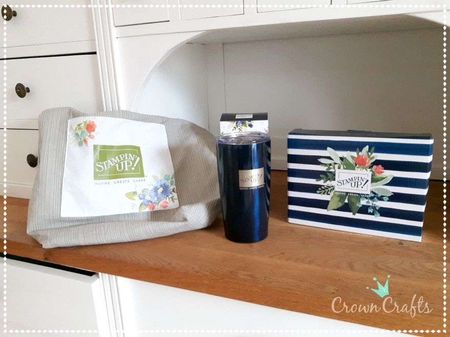 Die wunderschöne neue Stampin' Up Tasche und ihr Inhalt: ein Coffee-to-go-Becher und eine Überraschung, die du auf dem nächsten Bild siehst - beides in wunderschönen Boxen.