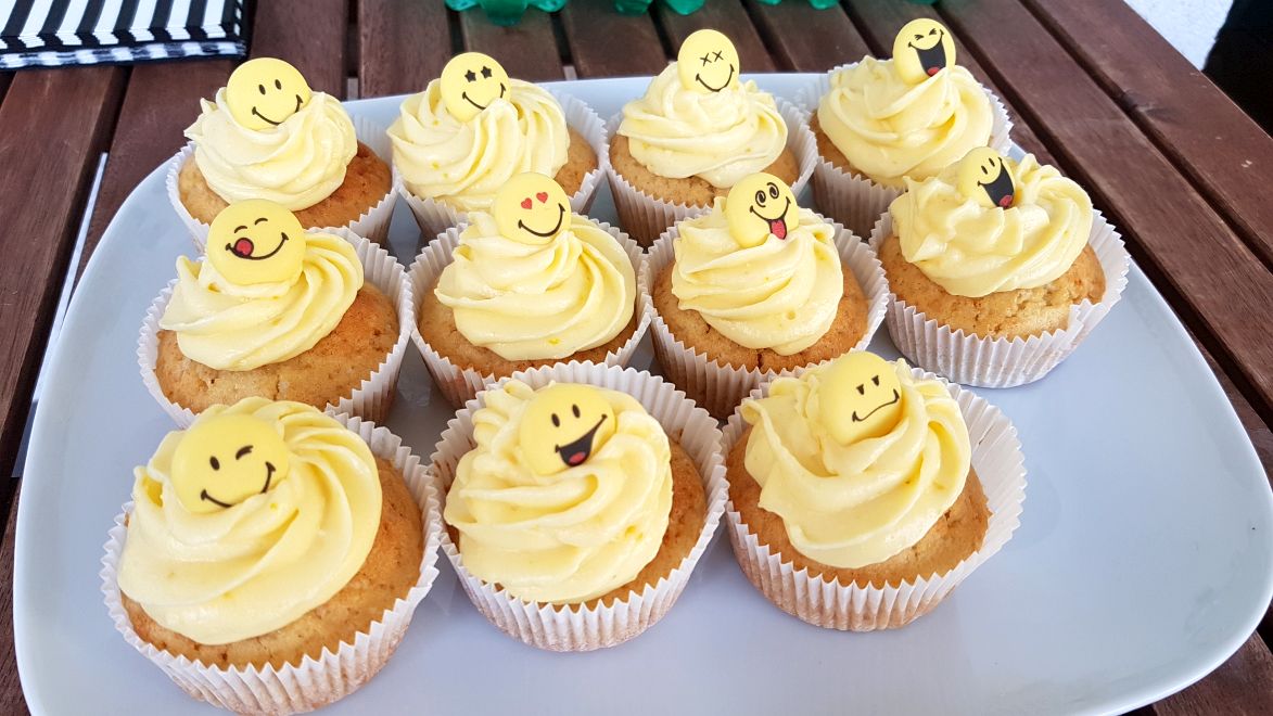 Zitronen-Cupcaks mit Creamcheese-Frosting und Smileys - mit Klick auf's Bild kommst du zum Rezept!