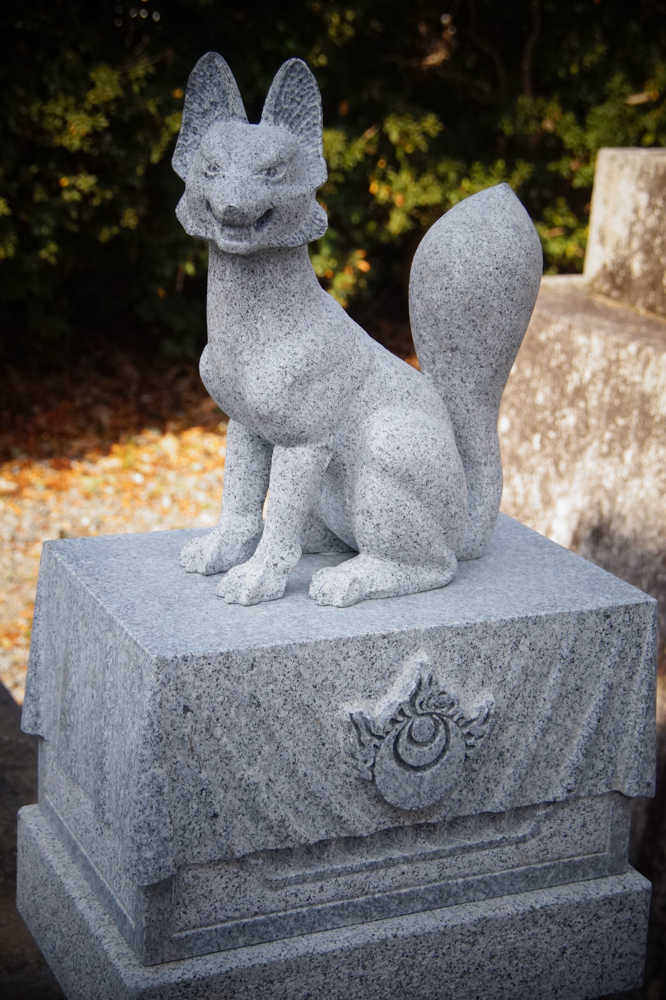 台座の彫りはまさに芸術品だ