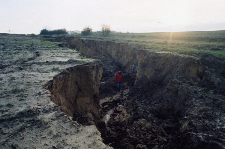 Ravines de plus de 2 mètres de profondeur formées après une pluie d'orage au Val de Tessy - 2012