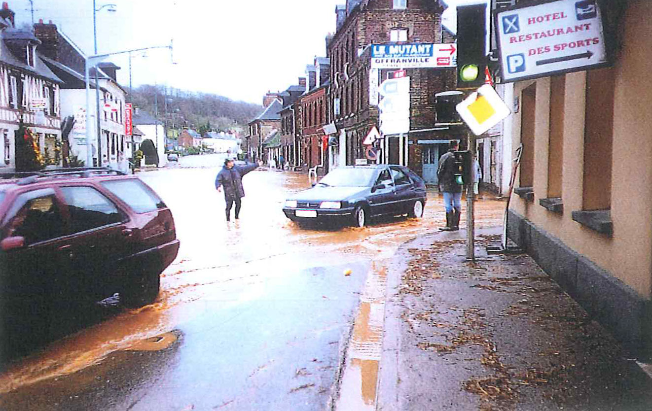 Centre-ville de St Aubin sur Scie inondé - 1999