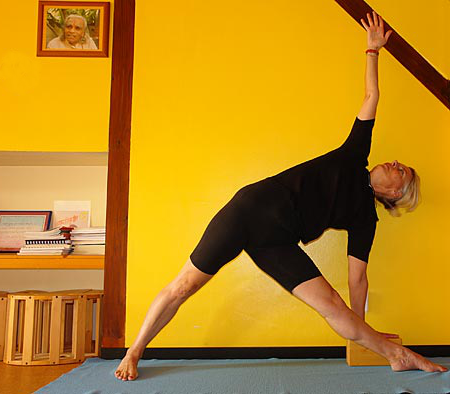 Iyengar Yoga Asana Übung Stellung Trikonasana Dreiecksstellung Streckung Drehung Wirbelsäule Prop Hilgsmittel Klotz
