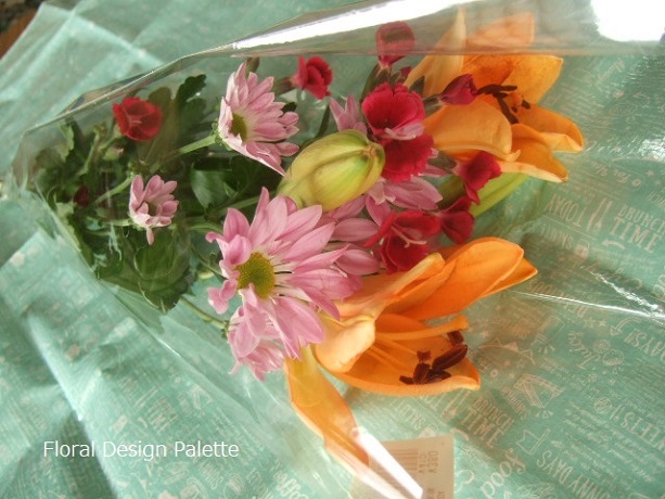 スーパーで購入したお花で、あれこれアレンジしてみます