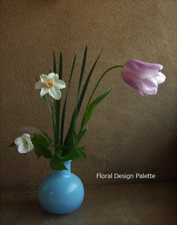 チューリップとミニ水仙と白山吹の花あしらい