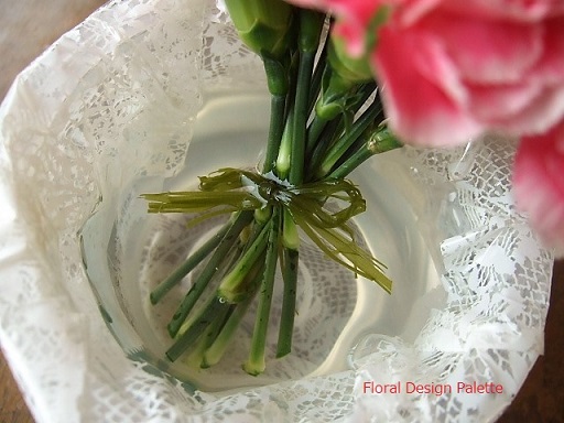 ゼリーのカップの花器に小さな花束をいれて・・