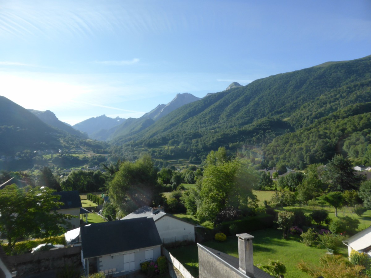 Jolie vue du balcon sur le Pic de Ger et la montagne verte