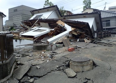 　2016年4月　熊本地震液状化道路　この中を避難できますか？