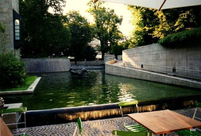 Vorhof der Neuen Pinakothek München · Γύρω απ τή νεα Πινακοθήκη τού Μονάχου.
