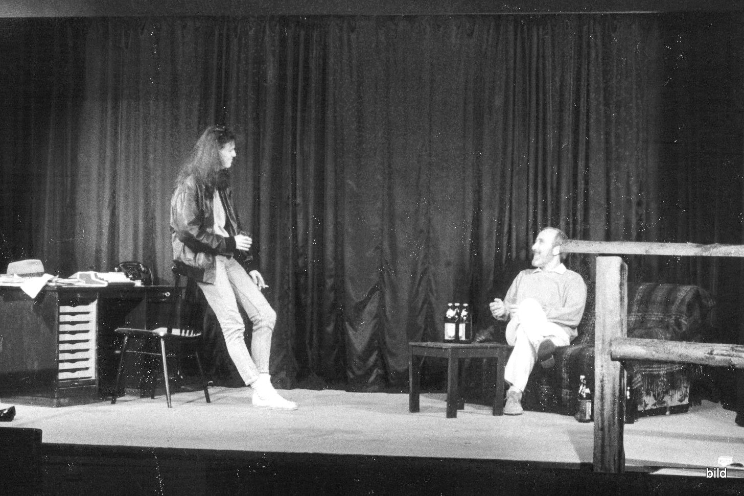 Auf der Theaterbühne mit Assistentin 1986 · Στή Σκηνή με μιά βοηθό.