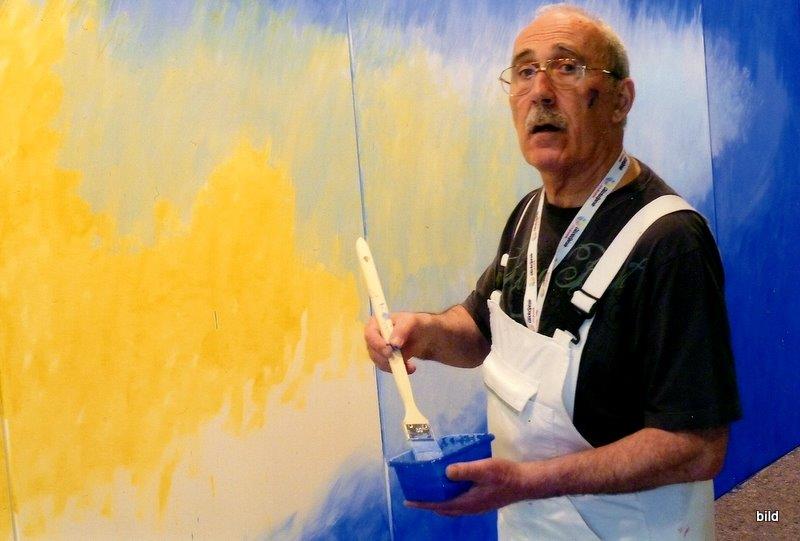 Beim Malen der 'Schwebe' 2010 · Ζωγραφίζοντας τήν 'Αιώρηση'.
