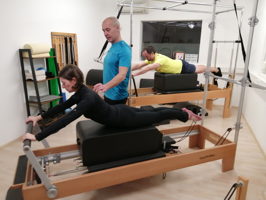 Michael Mann mit einer Teilnehmerin beim Pilates Geräte Training in Lindau am Bodensee