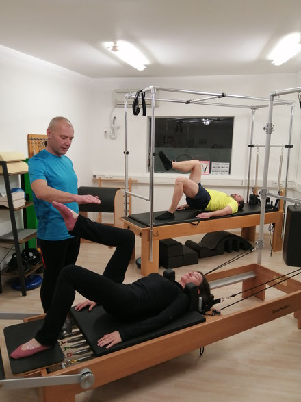 Michael Mann im Pilates Studio Lindau beim Geräte Training mit einer Praktizierenden