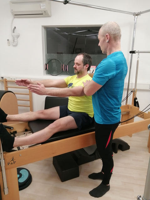 Michael Mann beim Pilates Geräte Training für Männer in Lindau am Bodensee