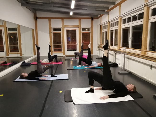 Pilates Matten Training bei Daniela Sauter in Wasserburg am Bodensee mit einer Frauengruppe