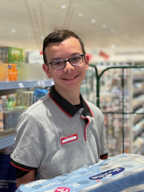 Danilo beim Regale einräumen