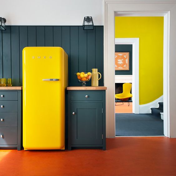 Une touche rétro et de la couleur avec un réfrigérateur Smeg jaune, pièce maîtresse de la cuisine.