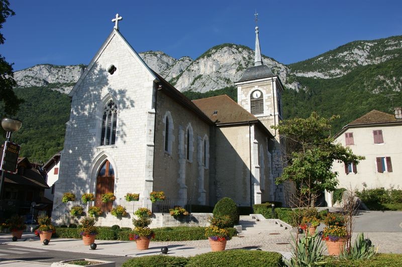 L'enterrement de Dimitri se fait dans la petite église blanche de Veyrier-Le-Lac à côté de chez lui. 