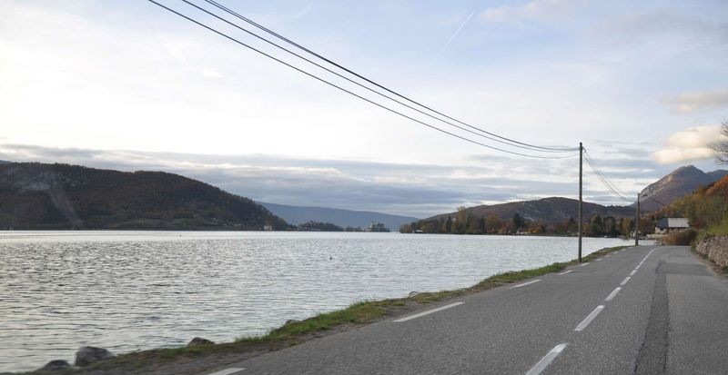 A un moment donné, je raconte un accident à Balmette. Thomas perd le contrôle de sa voiture qui se retrouve dans le lac. J'ai eu cette idée en faisant le tour du lac en voiture. Depuis, des glissières de protection en bois ont été posées.