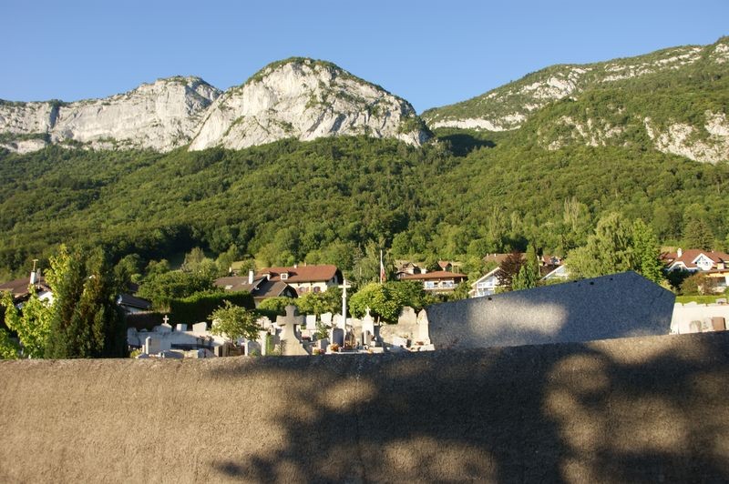 Dimitri est enterré ensuite dans le petit cimetière de Veyrier-le-Lac. J'ai apprécié la vue sur le Mont-Veyrier.