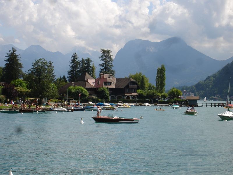 L'auberge du Père Bise à Talloires est également une institution dans la région. C'est là que Anna et Dimitri ont l'habitude de déjeuner ensemble.