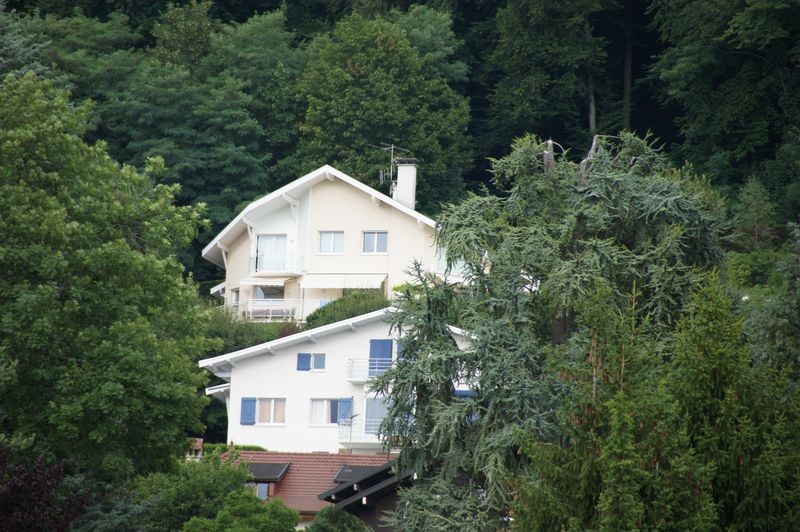  La maison des parents de Anna se trouve à Annecy-Le-Vieux et a une superbe vue sur le lac. Je la voulais cossue avec une terrasse dans les hauts de la colline.