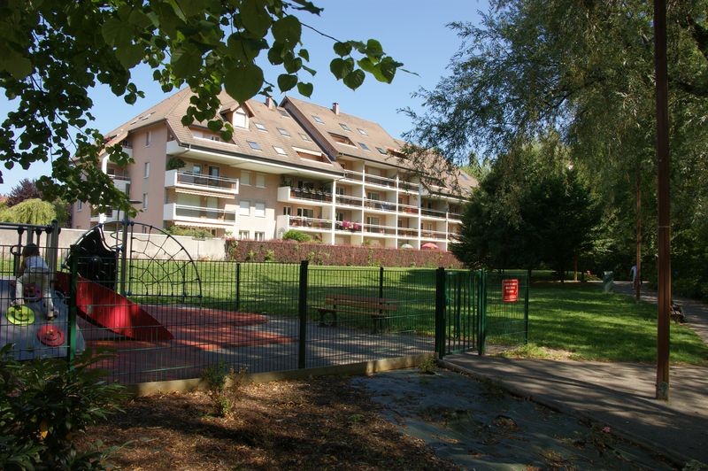   Pour l'appartement de Marc, le journaliste, je voulais un appartement fonctionnel, récent, dans un endroit calme. L'esplanade du Thiou à Annecy est un havre de tranquilité avec des immeubles pour certains sans vis-à-vis donnant sur la verdure.