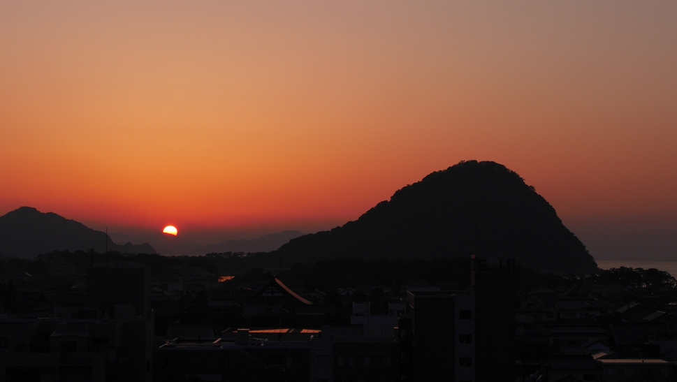 萩　萩城跡（指月山）の夕景（ホテル屋上から）