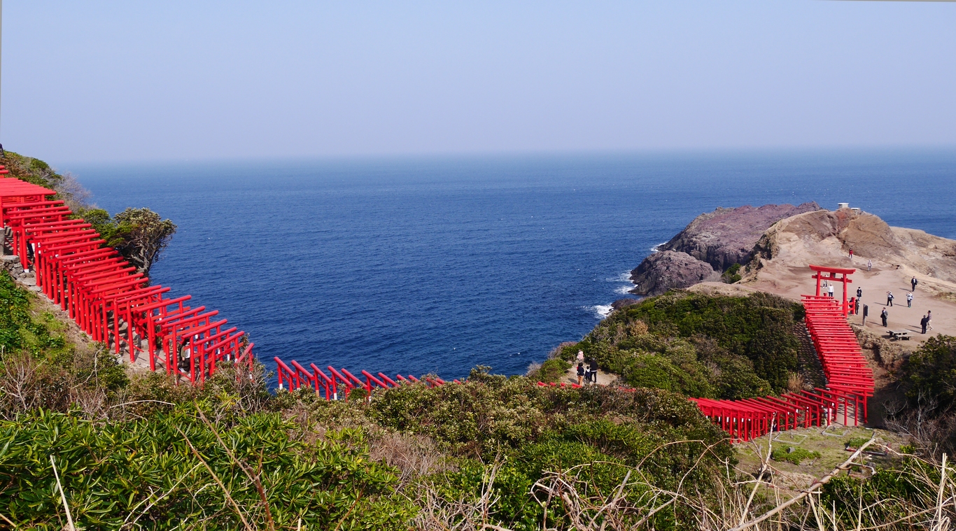 元乃隅稲成　日本海をバックに真っ赤な１２３本の鳥居　