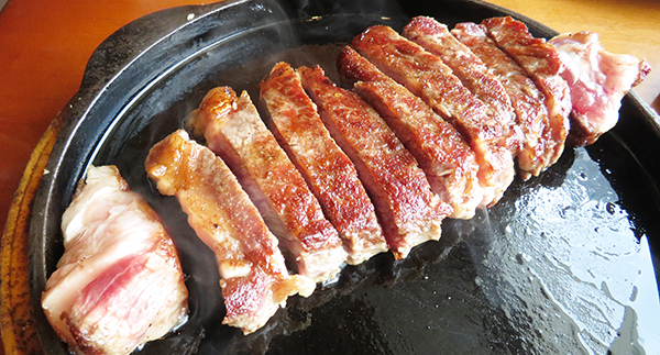 イサーン料理店のステーキ