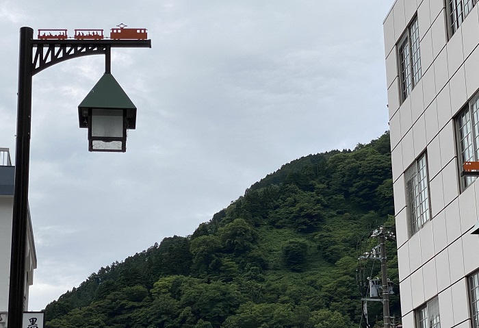 山が近くてちょっと旅行気分。街灯のデザイン可愛すぎか