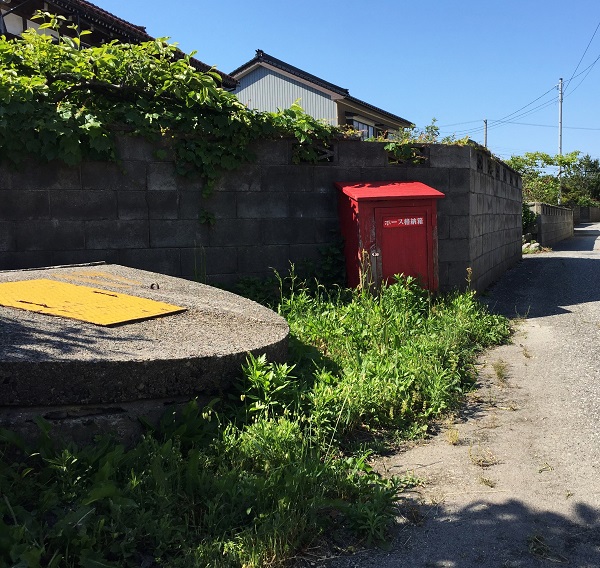 消火用水とホース箱。狭い路地が多い生地にはたくさん設置されています。