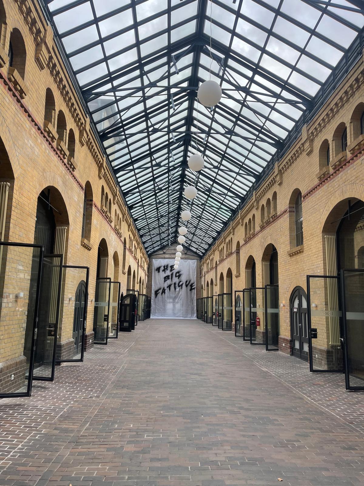 Die Ausstellung The Big Fatigue auf dem alten Schlachthofgelände in Berlin-Prenzlauer Berg